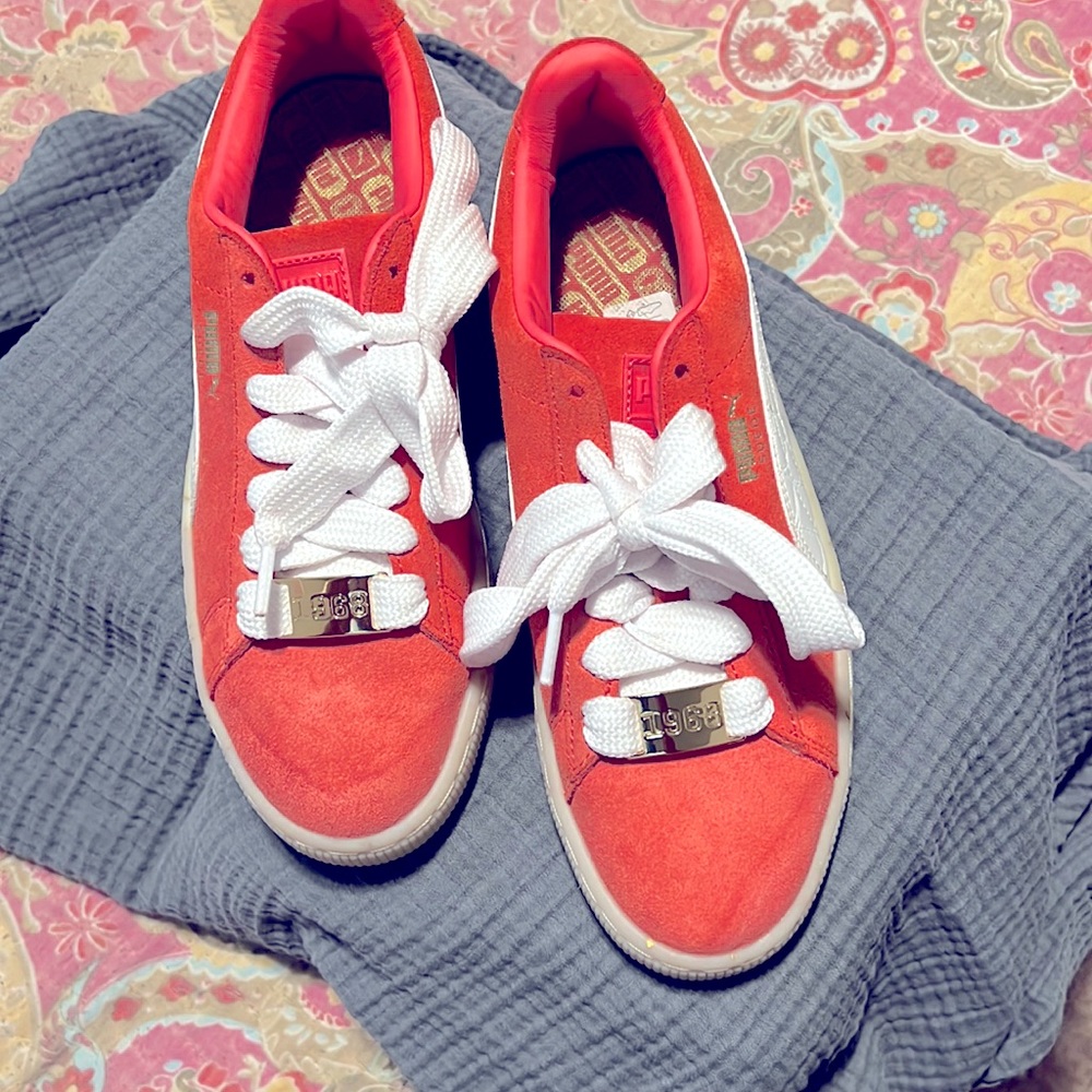 Ladie suede salmon 8.5 PUMA TENNIS SHOES